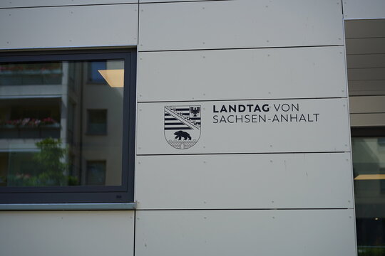 Schriftzug und Landeswappen am Landtag von Sachsen-Anhalt in der Landeshauptstadt Magdeburg am 08.07.2026