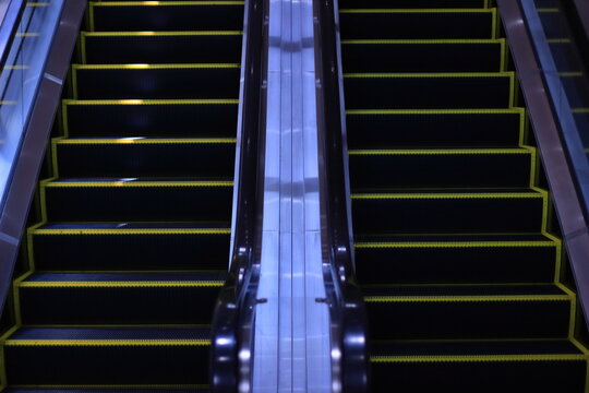 エスカレーターは階の移動に便利なモビリティ