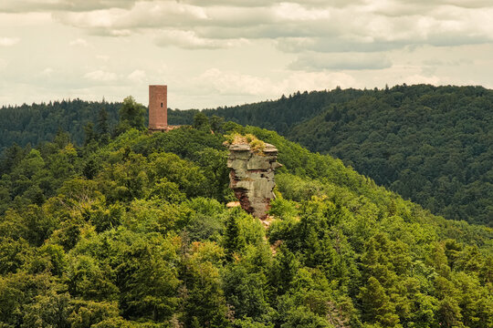 Blick von der Burg Trifels auf die Ruine Scharfenberg (Burg M&uuml;nz) und den vorgelagerten Buntsandsteinfelsen, Pf&auml;lzerwald, Rheinland-Pfalz