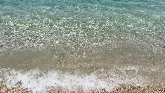 Toma sobre hombre tomando el sol frente al mar