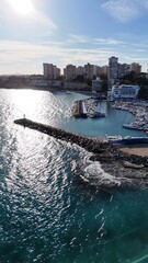 Fototapeta premium Perspectiva aérea de Orihuela Costa en un día soleado, destacando el intenso color azul del Mediterráneo y la armonía entre naturaleza y desarrollo urbano en la Costa Blanca.