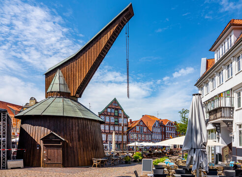 Hansestadt Stade am Flusslauf der Schwinge, Innenstadt/Altstadt am Fischmarkt, Ladekran