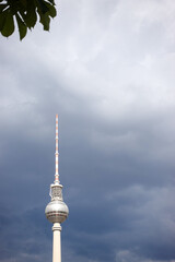 Obraz premium The Fernsehturm at Alexanderplatz in Berlin stands as an iconic symbol of the city's modern skyline and history.
