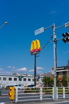 青空にそびえるマクドナルドの看板、南砂町駅入口交差点
