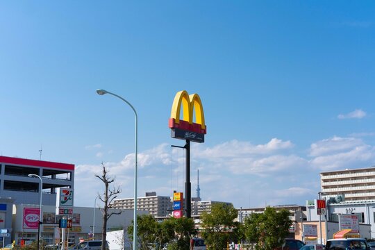 青空にそびえるマクドナルドの看板、南砂町駅入口交差点