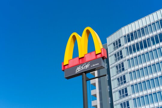 青空にそびえるマクドナルドの看板、南砂町駅入口交差点