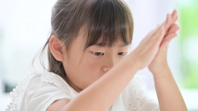 粘土遊びに真剣に集中して創造力を育む女の子・手先の知育遊びと幼児教育などの動画クローズアップ