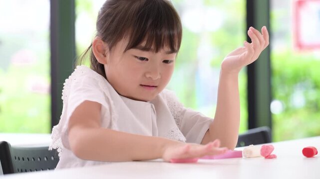 粘土遊びに集中して創造力を育む女の子・知育遊びと幼児教育などの動画