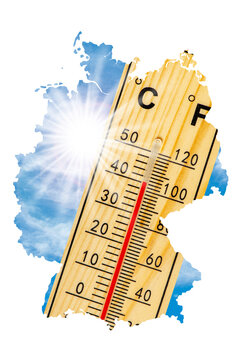 In dem Umriss einer Deutschlandkarte sieht man gro&szlig;e Hitze auf einem Thermometer, FOTOMONTAGE