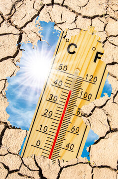 In dem Umriss einer Deutschlandkarte sieht man trockenen Boden mit Rissen und gro&szlig;e Hitze auf einem Thermometer, FOTOMONTAGE
