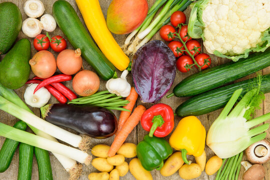Viele gesunde und bunt gemischte Gem&uuml;searten liegen zusammen