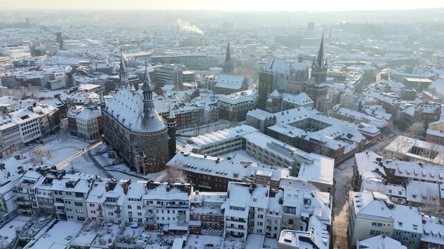 Luftaufnahme von Aachen mit Aachener Dom, Rathaus und Skyline im Winter mit Schnee