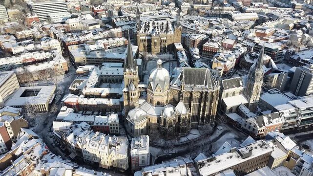 Rundflug &uuml;ber das Gel&auml;nder der Kaiserpfalz Aachen mit Aachener Dom, Rathaus, Katschhof und Skyline im Winter mit Schnee