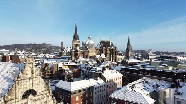 Flug mit einer Drohne &uuml;ber Aachen mit Aachener Dom, Rathaus und Skyline im Winter mit Schnee
