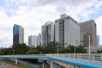 ビジネス街の高層ビル群と手前に架かる大きな歩道橋 © 茂明 北村
