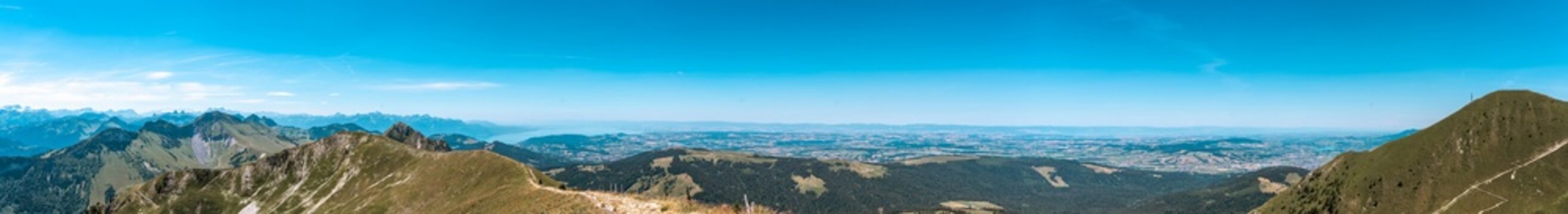 Vue panoramique depuis le Mol&eacute;son sur la plaine et le lac L&eacute;man sous un grand ciel bleu