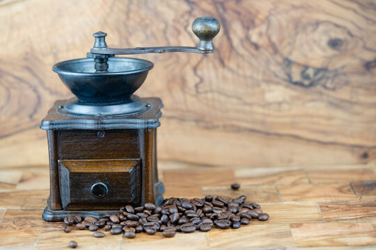 frisch ger&ouml;stete Kaffeebohnen auf Olivenholz