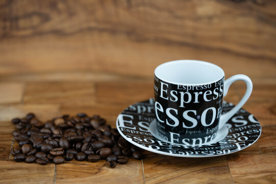 frisch ger&ouml;stete Kaffeebohnen auf Olivenholz