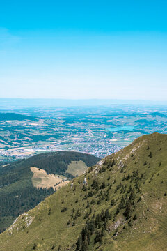 Vue plongeante spectaculaire sur la ville de Bulle et le lac de la Gruy&egrave;re depuis le sommet du Mol&eacute;son