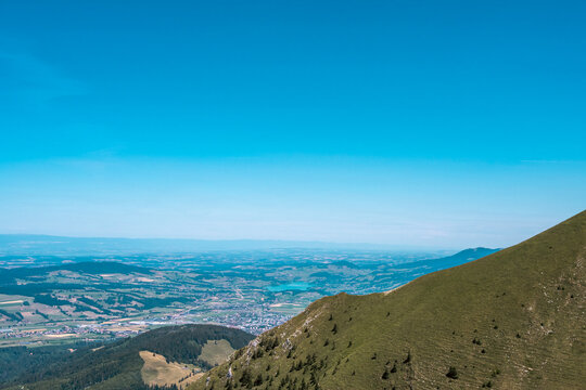 Vue plongeante spectaculaire sur la ville de Bulle et le lac de la Gruy&egrave;re depuis le sommet du Mol&eacute;son