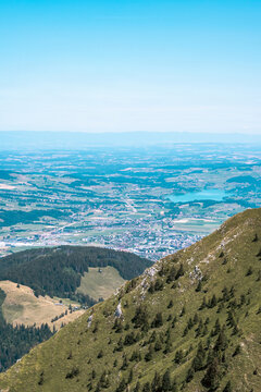 Vue plongeante spectaculaire sur la ville de Bulle et le lac de la Gruy&egrave;re depuis le sommet du Mol&eacute;son