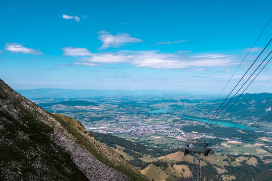 Vue panoramique depuis le Mol&eacute;son sur la ville de Bulle, le lac de la Gruy&egrave;re et les c&acirc;bles du t&eacute;l&eacute;ph&eacute;rique
