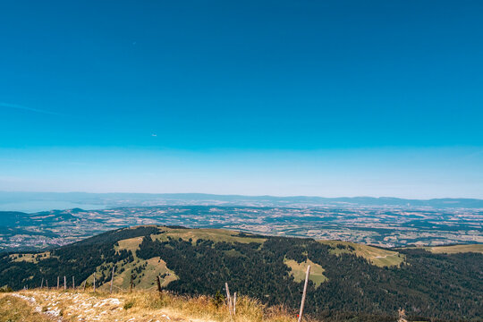 Vue panoramique depuis le Mol&eacute;son sur le Plateau suisse, les for&ecirc;ts de la Gruy&egrave;re et la plaine du Pays de Vaud