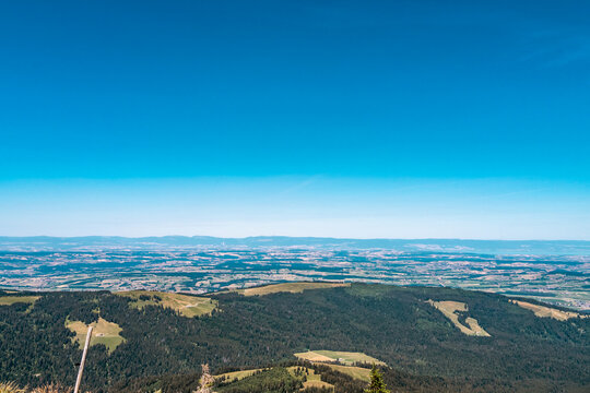 Vue panoramique depuis le Mol&eacute;son sur le Plateau suisse, les for&ecirc;ts de la Gruy&egrave;re et la plaine du Pays de Vaud