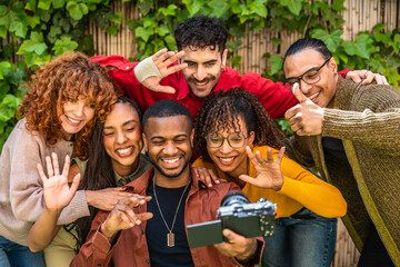 Obraz premium Diverse friends capturing moment doing group video blog