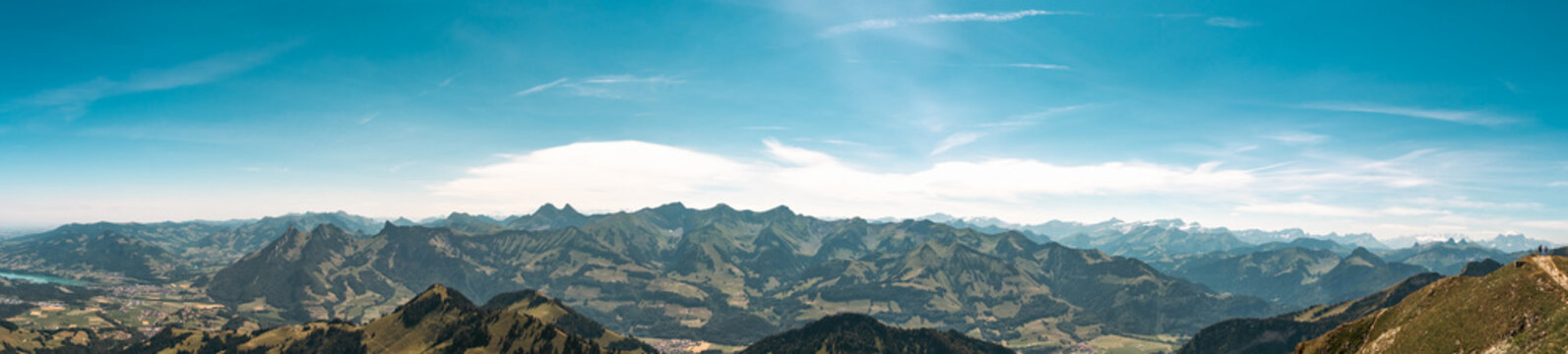 Panorama spectaculaire sur la cha&icirc;ne des Alpes et des Pr&eacute;alpes fribourgeoises depuis le Mol&eacute;son