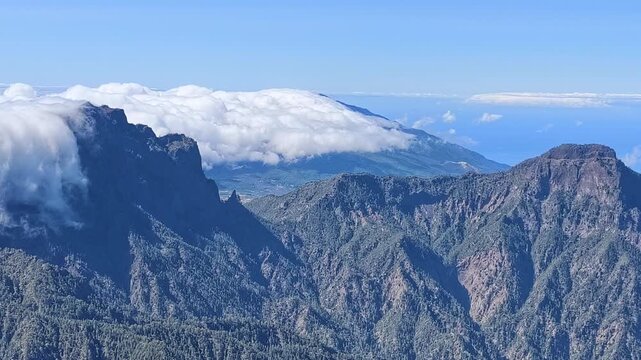 Espectacular timelapse desde el Roque de los Muchachos en La Palma, mostrando el movimiento r&aacute;pido y fluido de un denso mar de nubes bajo un cielo despejado al atardecer en las Islas Canarias.