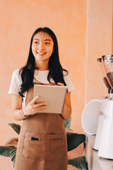 Naklejka premium Young woman at barista school learning how to make espresso coffee.