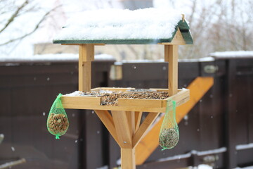 Vogelhaus mit Futter im Winter © calla