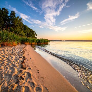Idyllischer Sandstrand am Deulowitzer See im goldenen Morgenlicht