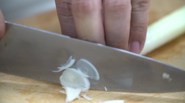 Green onion slicing hand knife wooden chopping board kitchen cooking preparation recipe food ingredient leek 파 대파 칼 칼질 도마 주방 요리 식재료 채소 조리 썰기 송송썰기 과육 손질 고명 부재료 한식