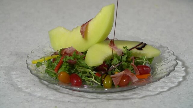 Melon prosciutto salad drizzle balsamic sauce dressing fresh fruit vegetable appetizer plating menu gourmet food 멜론 하몽 프로슈토 샐러드 발사믹 소스 드레싱 과일 채소 야채 전채요리 에피타이저 플레이팅 요리 식재료 음식