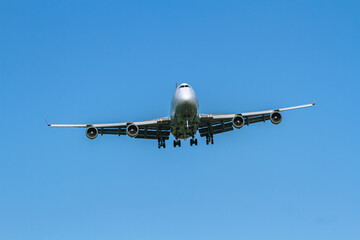 Large Passenger Airplane Landing Against Clear Blue Sky   Lądowanie dużego samolotu pasażerskiego na tle czystego, błękitnego nieba © Adrian White