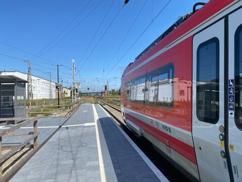 Regionalexpress am Bahnhof Falkenberg (Elster) auf der Strecke Richtung Berlin. Editorial-Motiv zu Bahnverkehr, &Ouml;PNV, Deutschlandticket, Pendlern und Regionalverkehr in Deutschland.