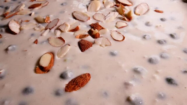 반죽 아몬드 아몬드슬라이스 견과류 제과 제빵 베이킹 반죽물 밀가루반죽 식재료 토핑 디저트 케이크 쿠키 빵 반조리 식품 크림 질감 클로즈업 접사 배경 패턴 매크로 홈베이킹 제과제빵