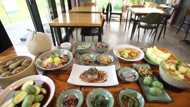 멜론 요리 음식 상차림 한상차림 퓨전요리 한식 반찬 접시 식당 테이블 목재테이블 과일 멜론요리 샐러드 장아찌 식재료 특산물 지역특산물 건강식 코스요리 식사 식음료 과일요리 차림상 한상