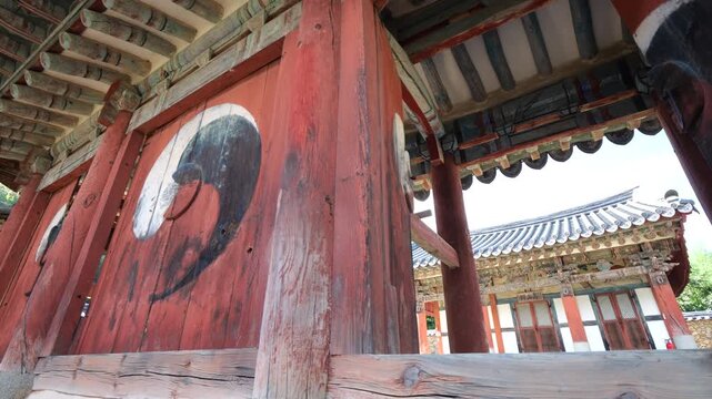 고산서원 장성 서원 전통건축 한옥 기와지붕 처마 하늘 구름 타임랩스 미속 역사 유적지 문화재 전통 건물 목조건축 담장 계단 돌담 나무 숲 야외 풍경 한국전통 한국문화 건축물 기와