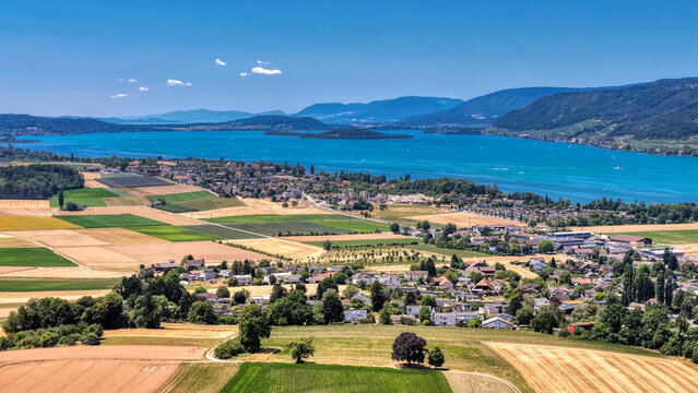 Luftaufnahme von Biel/Bienne mit der Aare und dem Juragebirge an einem sonnigen Sommertag, Juli 2026, Schweiz