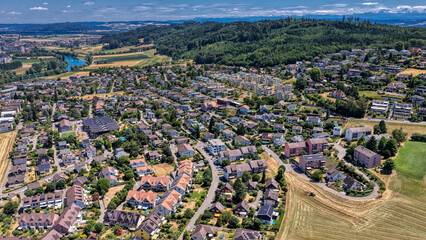 Luftaufnahme von Biel/Bienne mit der Aare und dem Juragebirge an einem sonnigen Sommertag, Juli 2026, Schweiz © Zarathustra