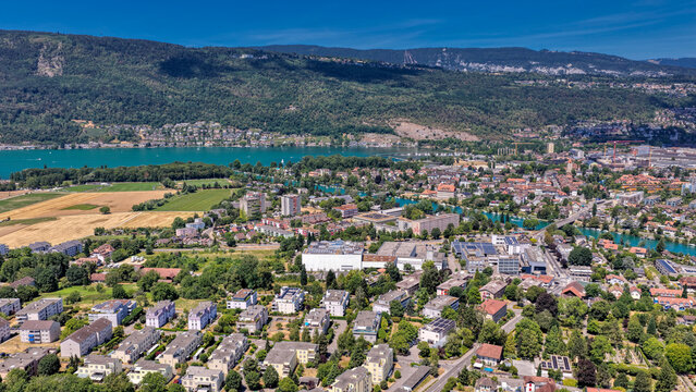 Luftaufnahme von Biel/Bienne mit der Aare und dem Juragebirge an einem sonnigen Sommertag, Juli 2026, Schweiz
