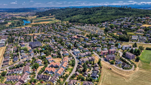 Luftaufnahme von Biel/Bienne mit der Aare und dem Juragebirge an einem sonnigen Sommertag, Juli 2026, Schweiz