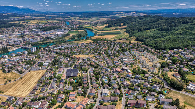 Luftaufnahme von Biel/Bienne mit der Aare und dem Juragebirge an einem sonnigen Sommertag, Juli 2026, Schweiz