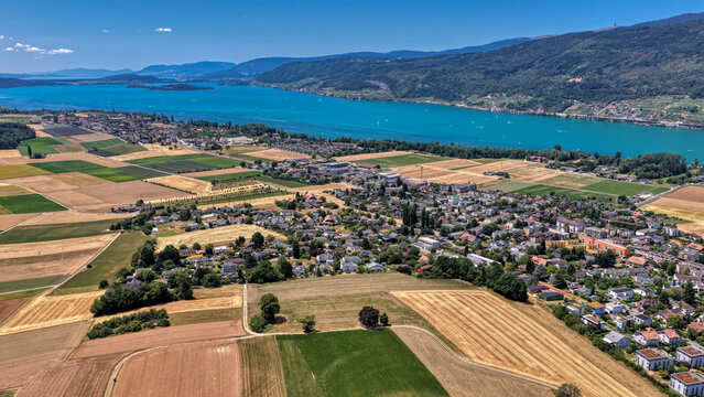Luftaufnahme von Biel/Bienne mit der Aare und dem Juragebirge an einem sonnigen Sommertag, Juli 2026, Schweiz