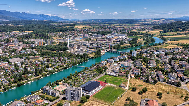 Luftaufnahme von Biel/Bienne mit der Aare und dem Juragebirge an einem sonnigen Sommertag, Juli 2026, Schweiz