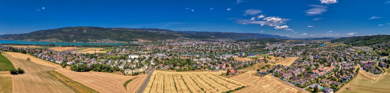 Luftaufnahme von Biel/Bienne mit der Aare und dem Juragebirge an einem sonnigen Sommertag, Juli 2026, Schweiz