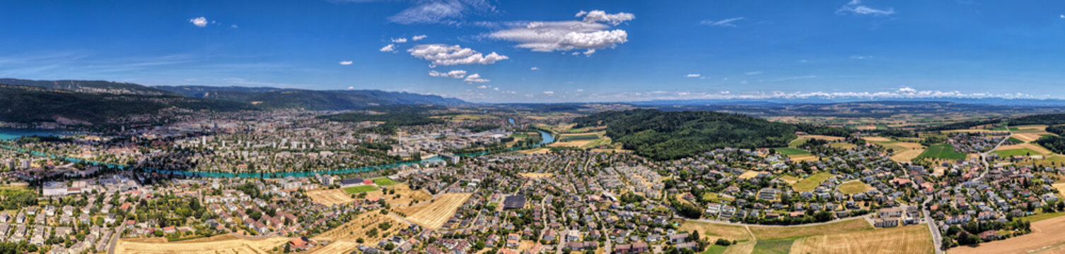 Luftaufnahme von Biel/Bienne mit der Aare und dem Juragebirge an einem sonnigen Sommertag, Juli 2026, Schweiz